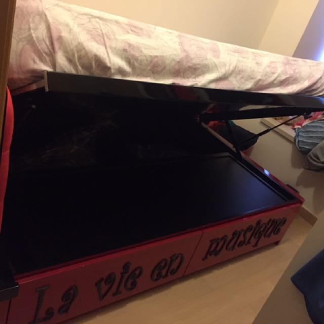 Double Bed （分類：床架及床褥）位於 Hong Kong。 由 fifilam410 提交（商品編號 101970448，圖片 3）。簡介： 。