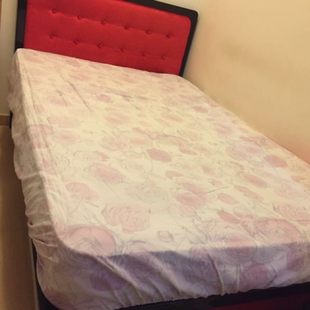 Double Bed （分類：床架及床褥）位於 Hong Kong。 由 fifilam410 提交（商品編號 101970448，圖片 2）。簡介： 。