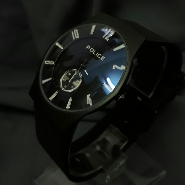 Police clearance magnetic watch