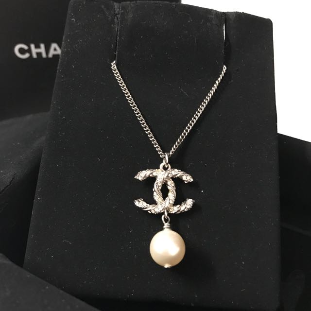 Chanel cc pearl necklace clearance