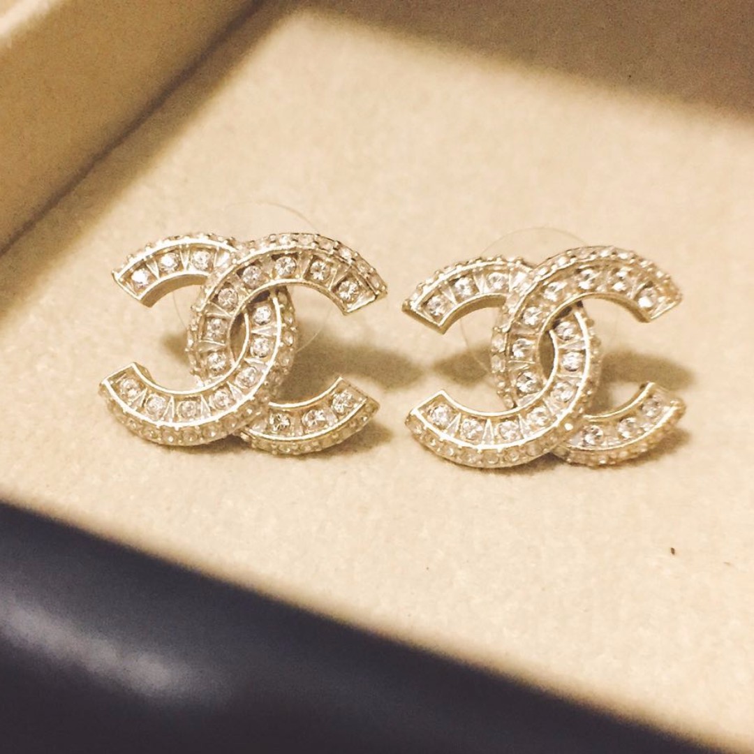 CHANEL CLASSIC SIGNATURE CC GOLD CRYSTAL LOGO EARRING