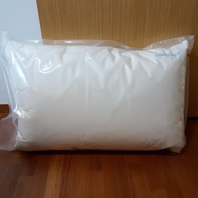 SIMMONS Luxury Deep Sleep™ Pillow *BRAND NEW*, Furniture & Home Living
