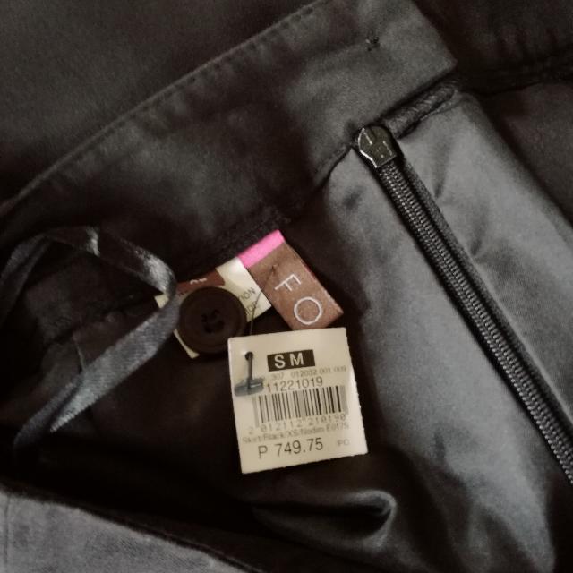 REPRICED!! FOLIO Pencil Skirt (Black) (Category: Skirts) located in Quezon City. Submitted by graceyful (Listing ID 102744771, Image 3). Description: FOLIO - Pencil Skirt (Black) Size: XS will fit 24-25 No pockets Never been used!! With tag Bought for P749 Price: P300.