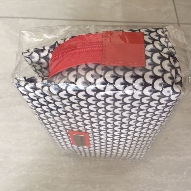 Jim Thompson Cosmetic Bag (Category: Tote Bags) located in Singapore. Submitted by miffyclouds (Listing ID 102651924, Image 2). Description: .