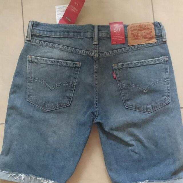Levis (Category: Jeans) located in Singapore. Submitted by pinklet14 (Listing ID 102887181, Image 2). Description: .
