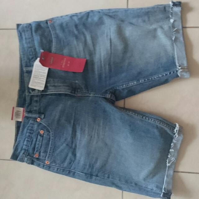 Levis (Category: Jeans) located in Singapore. Submitted by pinklet14 (Listing ID 102887181, Image 3). Description: .