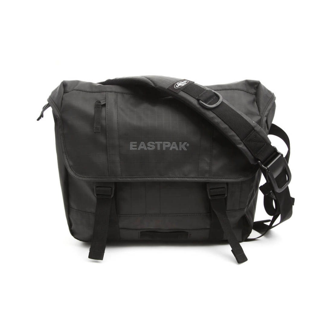 beneden pad Gebeurt EastPak Messenger Bag (Kruizer S Coat Black), Men's Fashion, Bags, Sling  Bags on Carousell