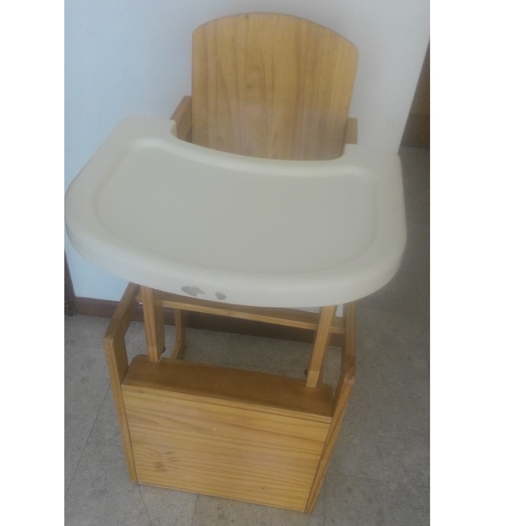 High chair and desk, Babies & Kids, Babies & Kids Fashion on Carousell