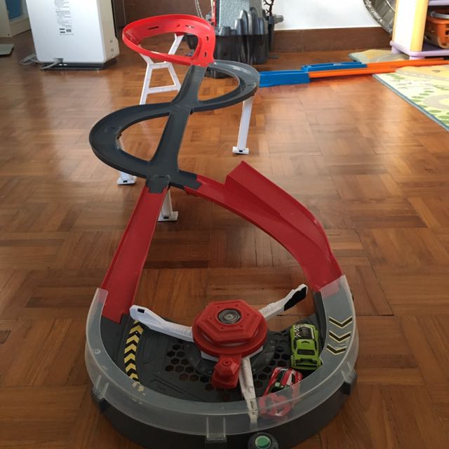 Hot wheels roundabout track discount