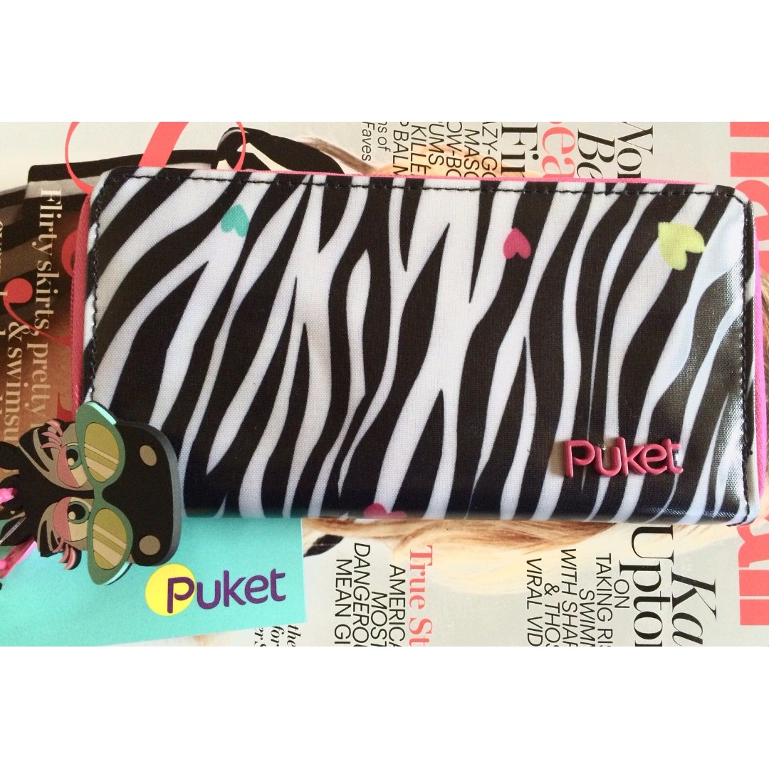 Auth. Puket Brazil Zebra Print Vinyl Long Wallet (Category: Wallets & Card holders) located in Carmen. Submitted by barato2017 (Listing ID 103201112, Image 1). Description: .