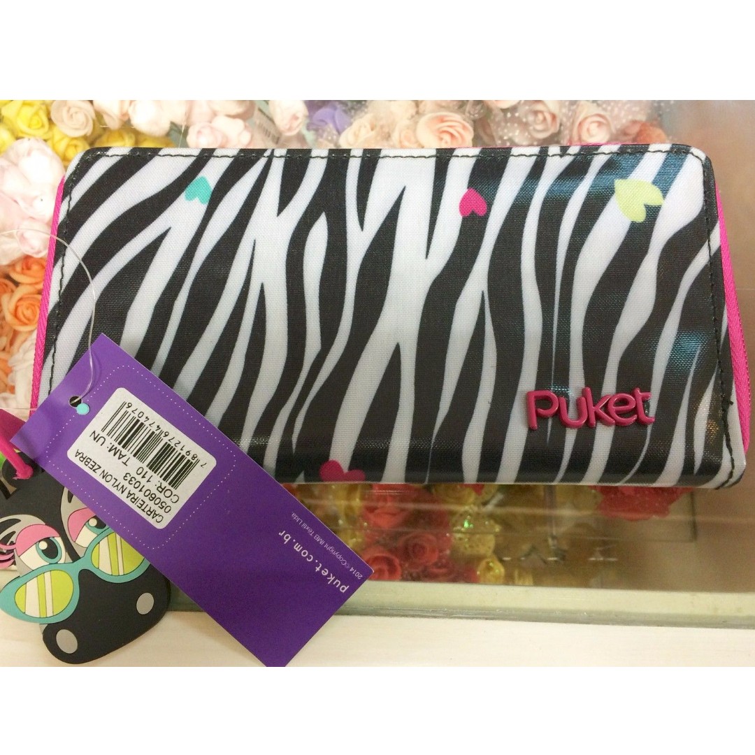 Auth. Puket Brazil Zebra Print Vinyl Long Wallet (Category: Wallets & Card holders) located in Carmen. Submitted by barato2017 (Listing ID 103201112, Image 2). Description: .