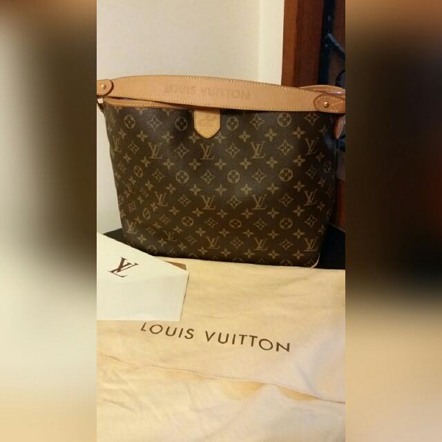 Louis Vuitton essential v supple bracelet, Luxury, Bags & Wallets on  Carousell