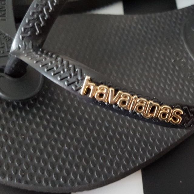 black slim havaianas with gold logo