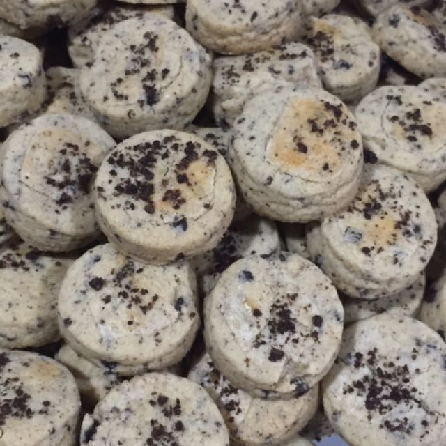 Oreo Crunchy Biskut Raya Food Drinks Baked Goods On Carousell