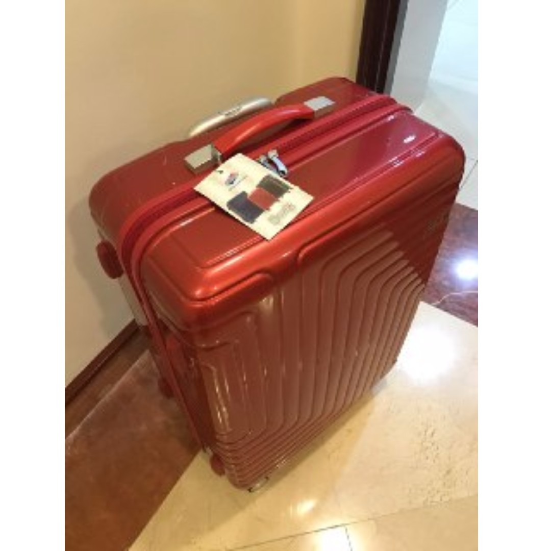 BNIB: American Tourister Dartz Spinner 75cm/28inch TSA (red), Men's  Fashion, Bags, Briefcases on Carousell