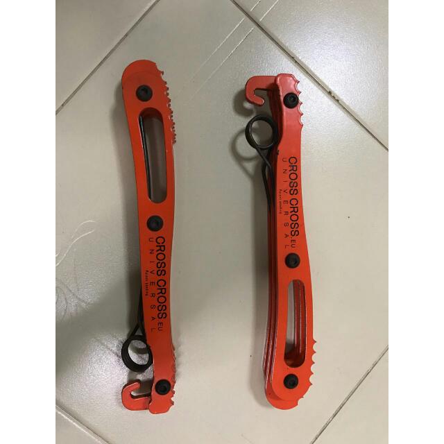 Cross cross top foot pegs