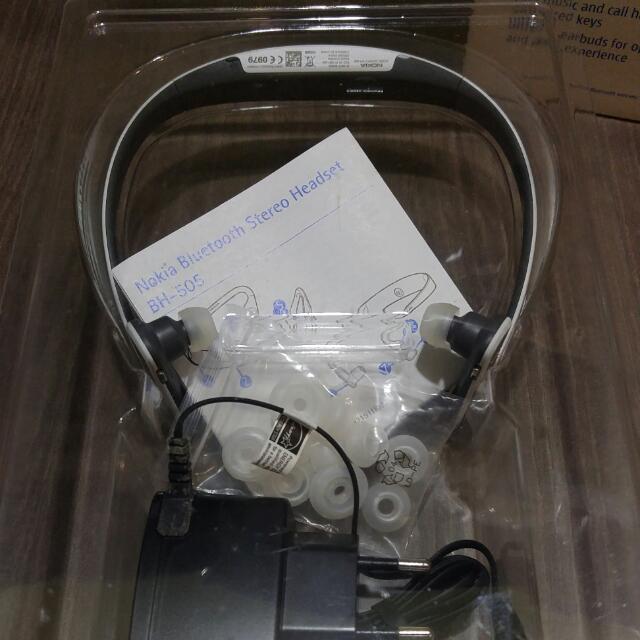 Bluetooth Headset (Category: Headphones & Headsets) located in Singapore. Submitted by neinneinnein (Listing ID 104894763, Image 2). Description: .