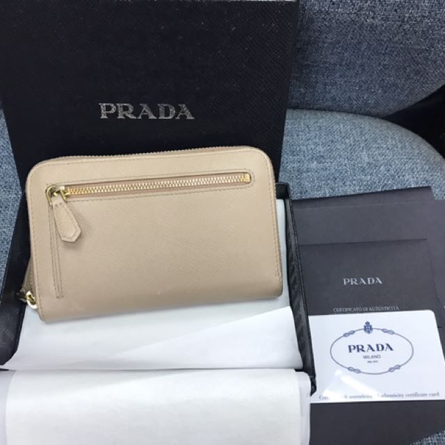 Prada （分類：手袋及銀包）位於 Hong Kong。 由 ccfwin 提交（商品編號 104945693，圖片 2）。簡介： 100%真貨，95%以上新。