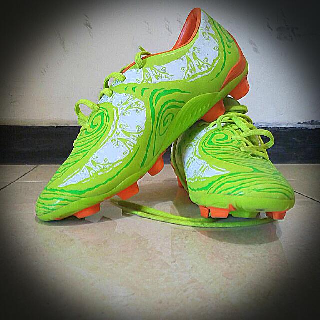 Sepatu Bola Specs Batik Olah Raga Perlengkapan Olahraga Lainnya Di Carousell