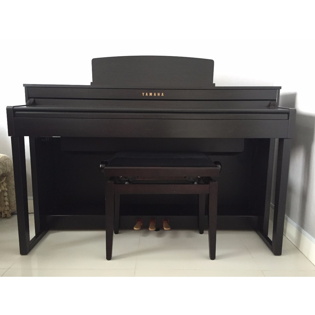 Wooden keys digital piano Yamaha Clavinova CLP 440, Hobbies & Toys