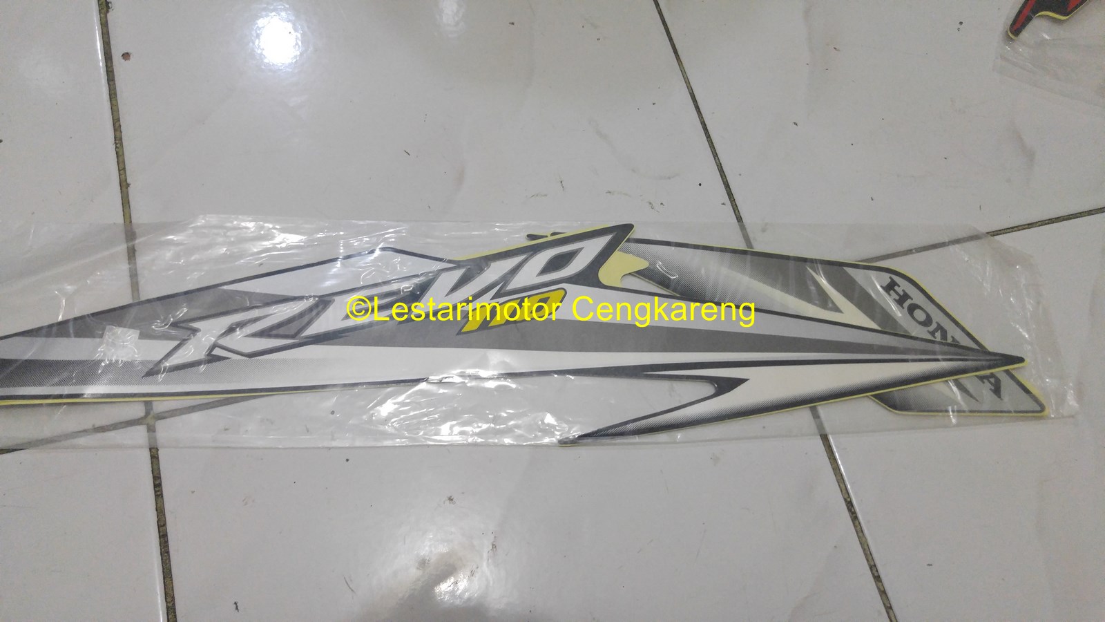 Striping Lis Lis Body Stiker Motor Revo Absolute 2009 Silver Kw