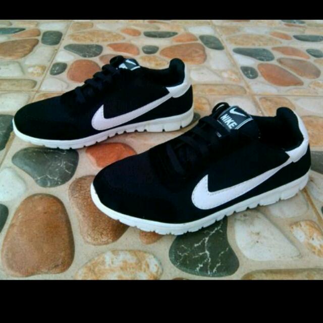 Sepatu Nike Running Hitam Putih Fesyen Pria Sepatu Di Carousell