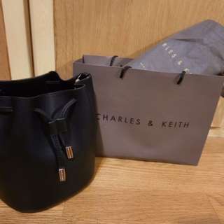 Charles&Keith 正品（全新）小水桶包（黑色）CK2-80670510