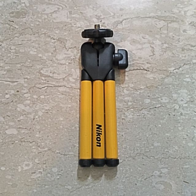 Basic Mini Tripod (Category: Tripods & Monopods) located in Singapore. Submitted by sa0607 (Listing ID 106209681, Image 3). Description: .