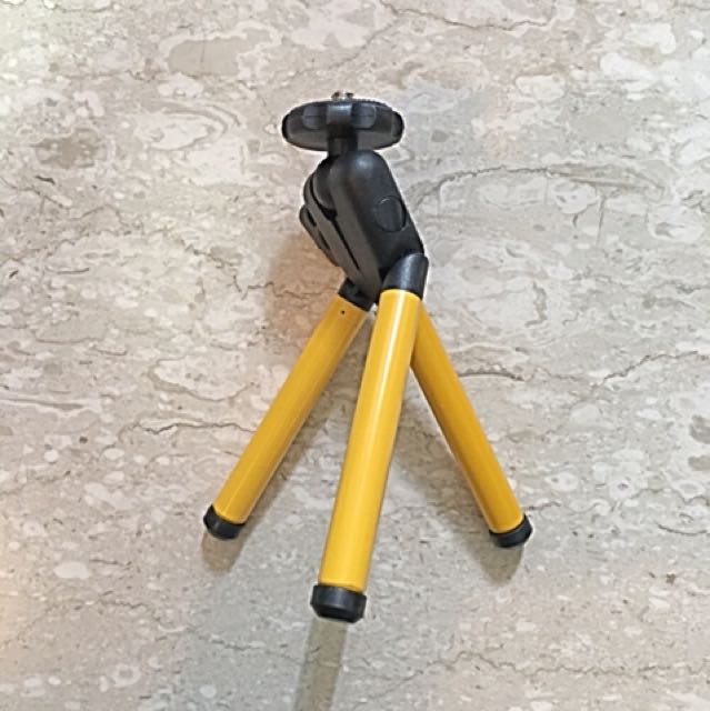 Basic Mini Tripod (Category: Tripods & Monopods) located in Singapore. Submitted by sa0607 (Listing ID 106209681, Image 2). Description: .