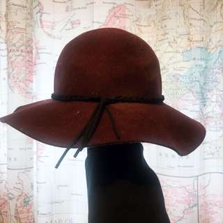 BURGUNDY FLOP HAT