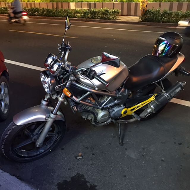 自售 本田honda Vtr250重型機車 機車 二手機車在旋轉拍賣