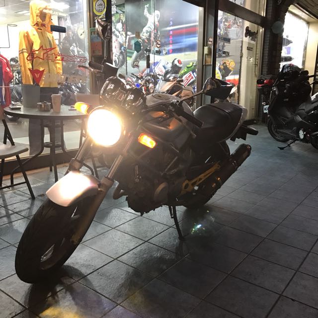 自售 本田honda Vtr250重型機車 機車 二手機車在旋轉拍賣