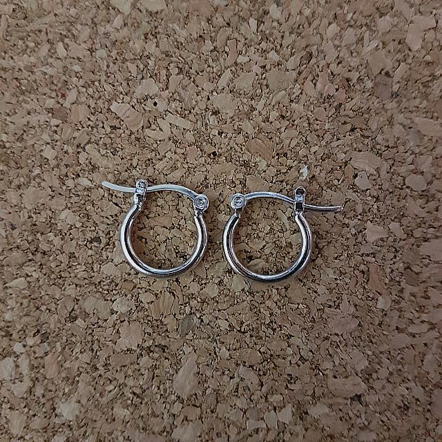 Silver Loop Earring (Category: Other Accessories) located in Singapore. Submitted by 21.degrees (Listing ID 106936269, Image 1). Description: .