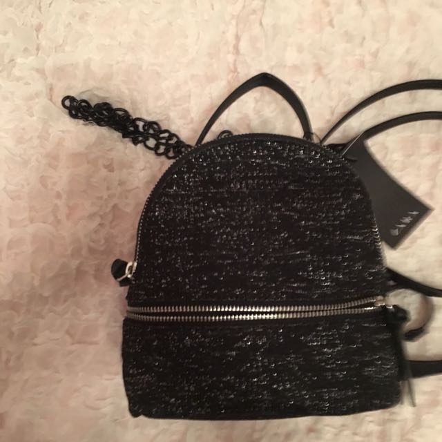 Zara mini backpack （分類：背囊）位於 Hong Kong。 由 annabell_x 提交（商品編號 106945717，圖片 1）。簡介： 。