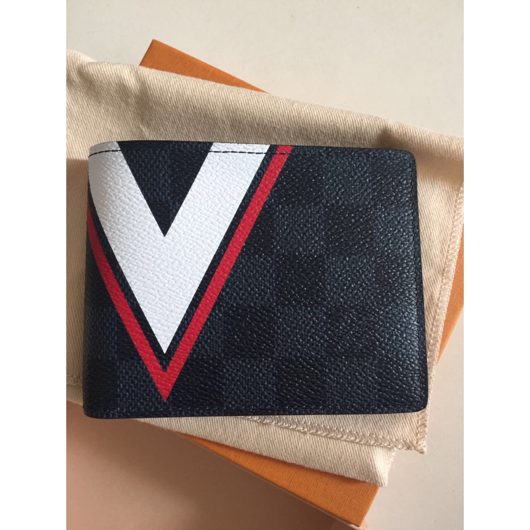 Louis Vuitton (LV) Men Wallet (America's Cup 2017) edition, Luxury, Bags &  Wallets on Carousell