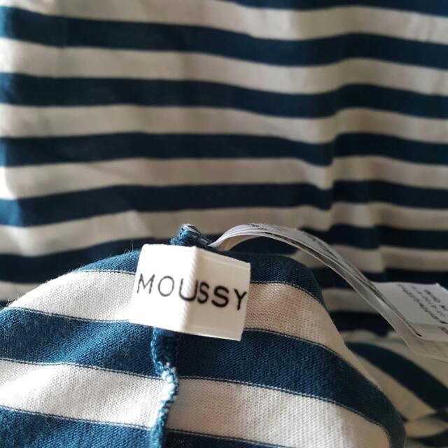 Moussy 橫間 藍綠x白 短袖tee 女裝 女裝上衣 外套 Carousell