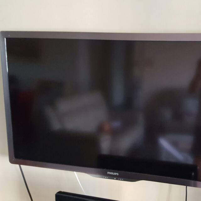 Philips 46" TV (Not Working). Screen Perfect., TV & Home Appliances, TV