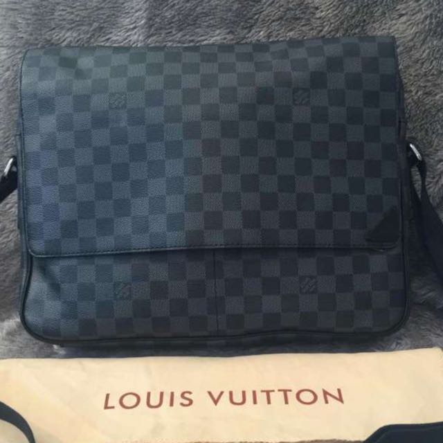 Louis vuitton damier messenger sling bag (men), Luxury, Bags & Wallets on  Carousell