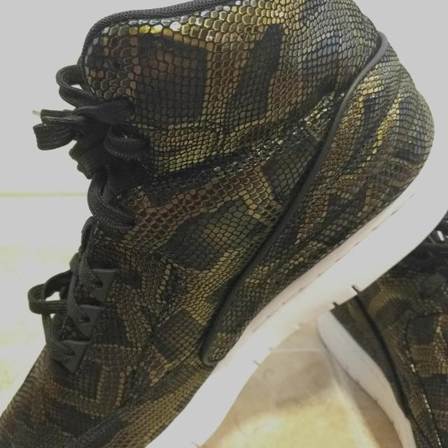 Nike air sales python black gold