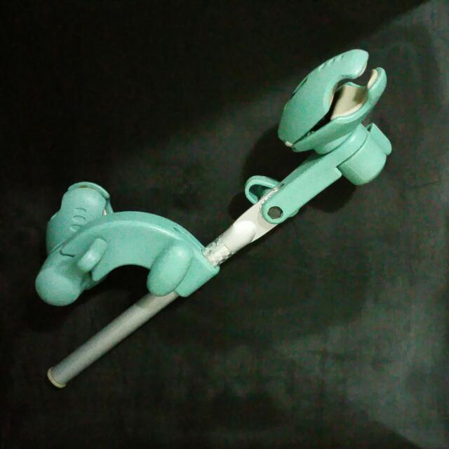 Hands free umbrella for stroller top