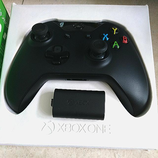 1x Xbox One Controller With LiIon Battery (Play & Charge Kit) And 1
