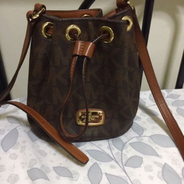 michael kors jules drawstring crossbody
