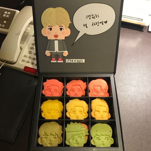 Exo Baekhyun Cookie Box, Hobbies & Toys, Memorabilia 