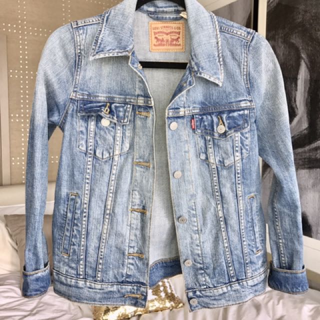levis light denim jacket
