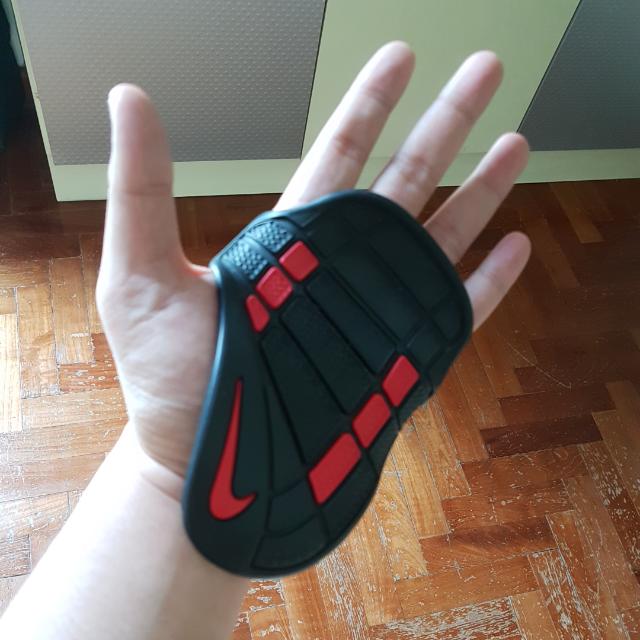Nike hand grips top
