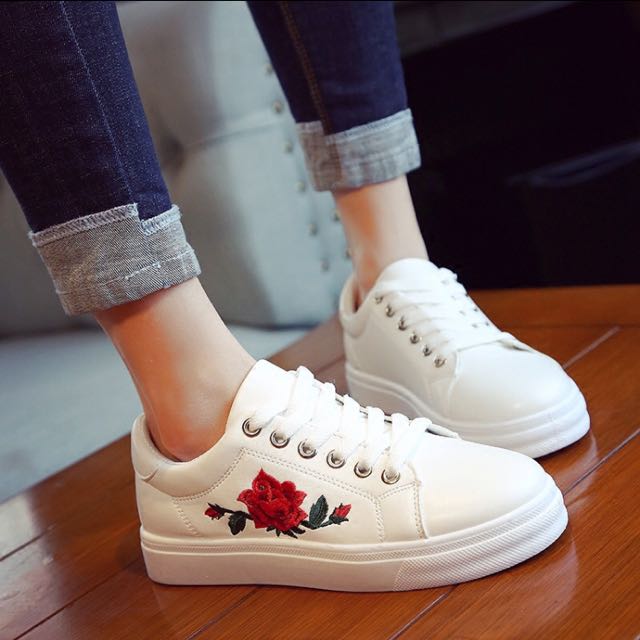 White shoes with rose embroidery 2025