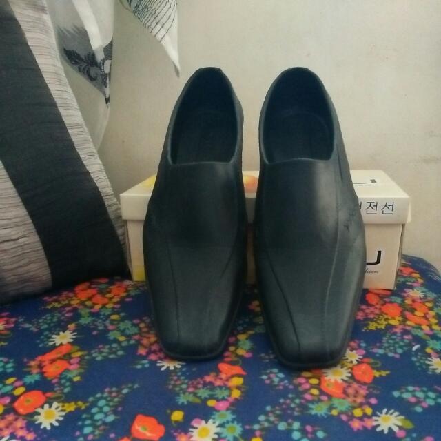 Duralite Shoes, Men's Fashion, Footwear, Dress Shoes on Carousell