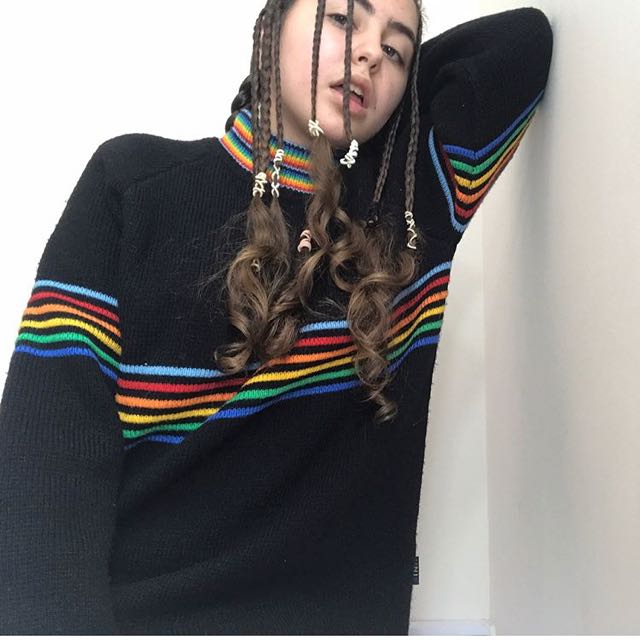 Unif Prisma Sweater, 她的時尚, 上衣在旋 