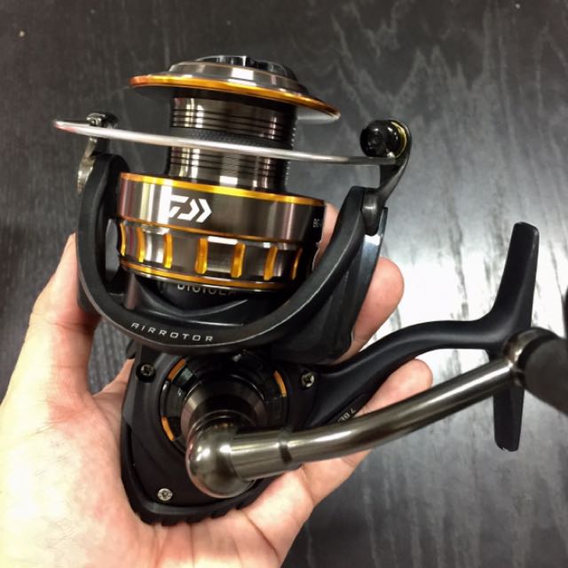 Daiwa BG 4000 Black Gold Full Metal Spinning Fishing Reel, Sports