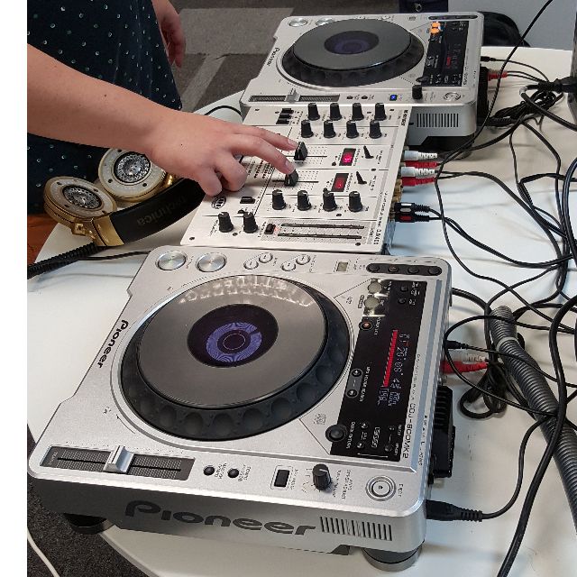 Pioneer CDJ 800 MK2 with MP3 Support (Flight case included), Audio, Audio Equipment on Carousell